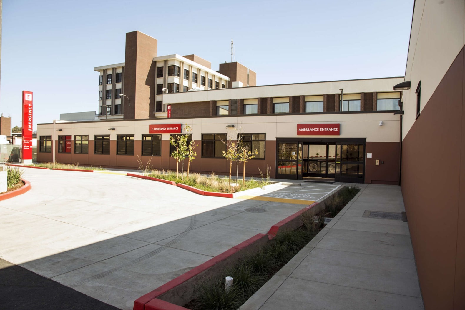 Daytime outdoor view with ambulance entrance of the Kaiser Permanente Emergency Department Expansion at the Sacramento Medical Center