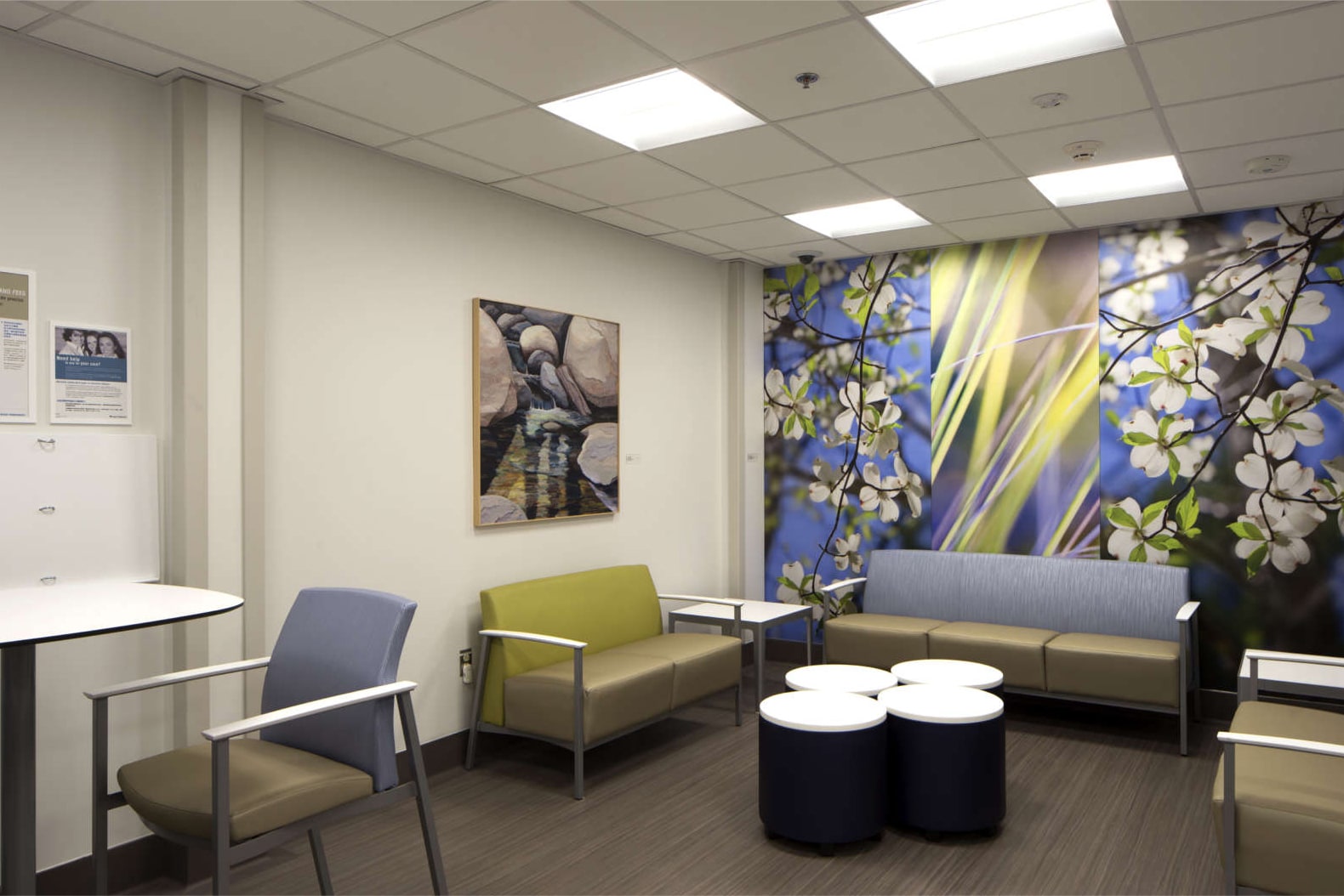 Waiting room with seating at the Kaiser Permanente Emergency Department Expansion at the Sacramento Medical Center