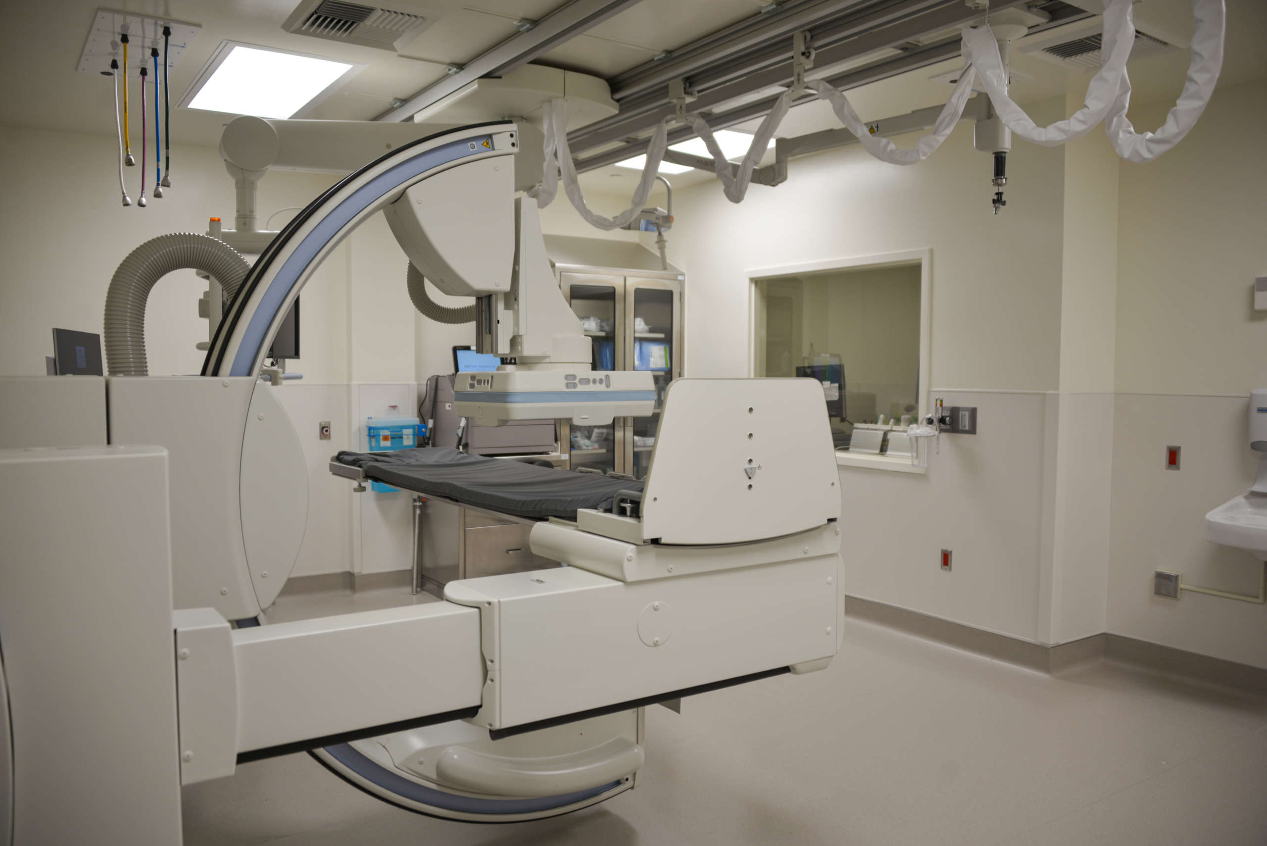 Patient room with medical equipment at the UC Davis Health Pulmonary & GI Remodel